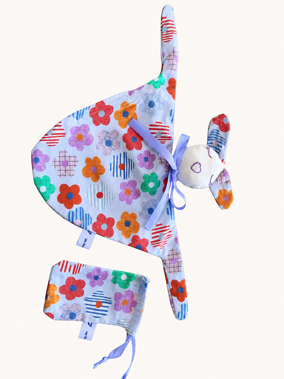 Le petit pochon en tissu fleuri avec son ruban